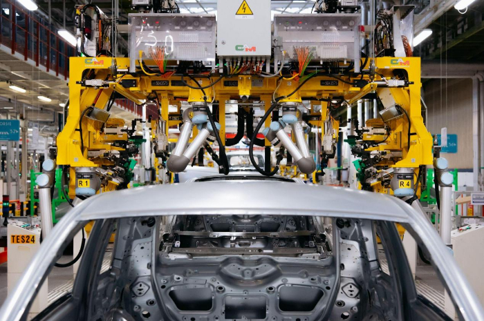 活躍在汽車生產(chǎn)線上的優(yōu)傲協(xié)作機(jī)器人UR10靈活作用大！